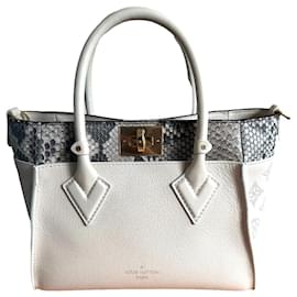 Borsa Louis Vuitton On My Side PM Pitone Bianco