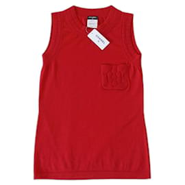 Top Chanel de cachemira rojo con motivo de camelia bordado