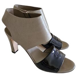 Sandali Chanel in vernice grigio 40
