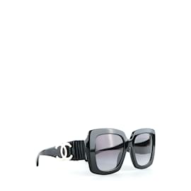CHANEL - Gafas de sol de plástico y cuero CC