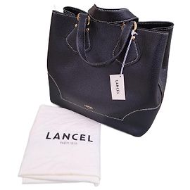 Bolso de mano Lancel Neo Izy en piel granulada negra