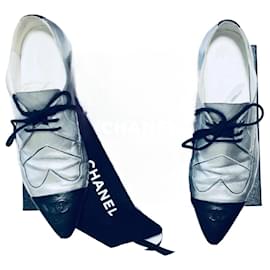Zapatos Oxford Chanel CC Cap Toe en cuero metalizado plata y negro