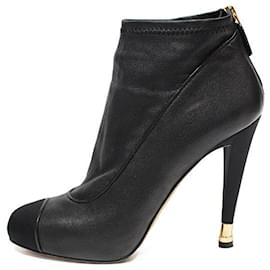 Botines Chanel de piel negra con tacón CC dorado