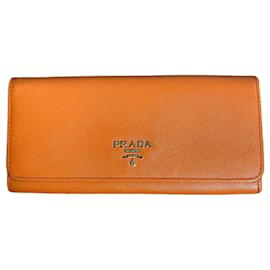 Cartera larga Prada de piel Saffiano naranja