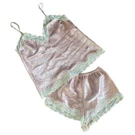 Conjunto de Pijama Dior Rosa de Satén y Encaje Blanco