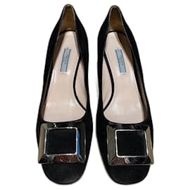 Prada Wildleder Pumps mit Schnalle Schwarz