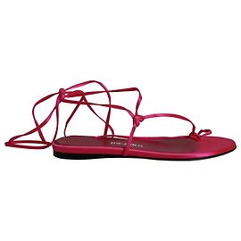 Sandali infradito stringati The Attico Kika in raso rosa