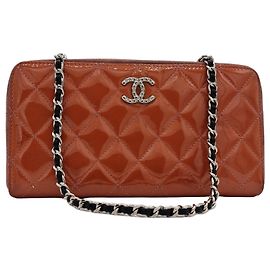 Portafoglio Chanel, PELLE VERNICIATA TRAPUNTATA SENZA TEMPO. Colore corallo.