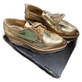 Prada Derbys aus Leder Gold