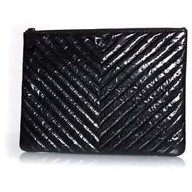 Chanel, custodia O in pelle verniciata con zip chevron
