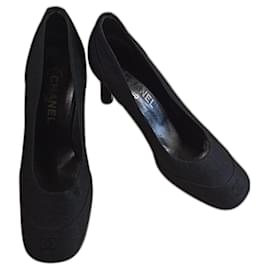 Chanel Pumps aus Leder in Schwarz mit CC Stickerei