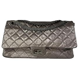 Borsa Chanel 2.55 Maxi in pelle d'agnello trapuntata bronzo