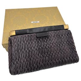 Clutch Miu Miu in pelle nappa plissé marrone