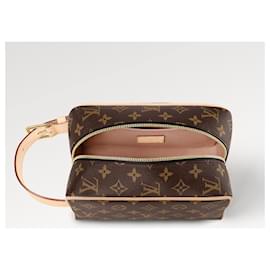 Louis Vuitton Locker Dopp Kit Monogram Marrone