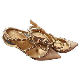 Sandali Valentino Garavani Rockstud in pelle crema