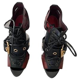 Burberry Tacchi in pizzo di pelle di serpente bordeaux Rosso Bordò