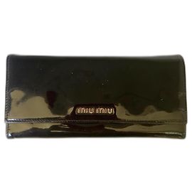Cartera Miu Miu de charol negro