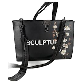 Off White Borsa scultura in pelle nera con stampa floreale