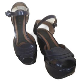 Sandali con zeppa Marni in vernice color prugna