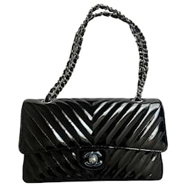 Borsa Chanel in pelle verniciata nera chevron