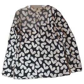 Blusa Saint Laurent de seda negra con estampado de corazones