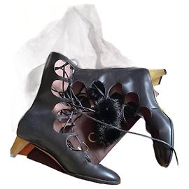 Botas Gucci de piel negra con pompon de visón