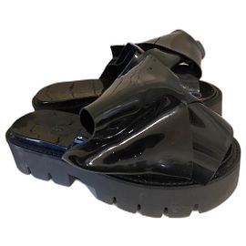 Mules de cuña N°21 en goma negra