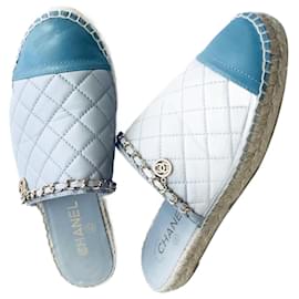 Mule Chanel in pelle blu con catena CC dorata
