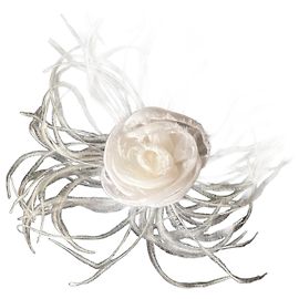 Spilla Chanel Camelia in Seta Bianca e Piume di Marabù
