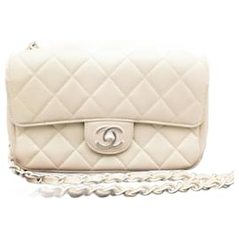 Borsa Chanel Mini Flap CC in pelle di agnello trapuntata perlescente avorio iridescente