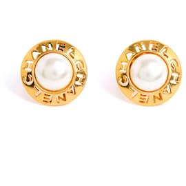 Orecchini Chanel in metallo dorato con perla ecru