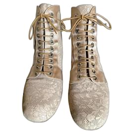 Stivaletti Chanel in pelle pizzo camelia e T. in seta beige nude o terracotta chiara. 38