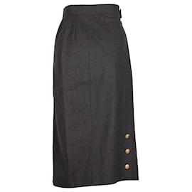 Falda midi con botones dorados de Chanel en lana gris
