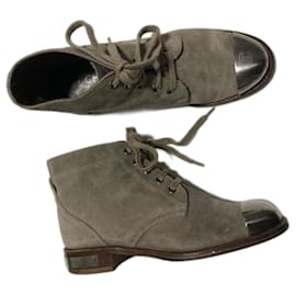 Botas militares Chanel de ante gris con logotipo CC plateado