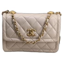 Chanel Boy Tasche aus glänzendem Leder Rosa Creme
