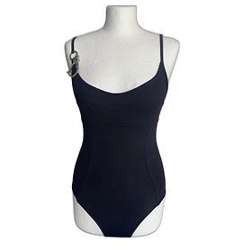 Traje de baño de una pieza negro Christian Dior con dije D plateado