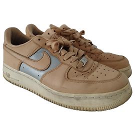 Baskets Nike Air Force 1 de couleur rose corail/saumon