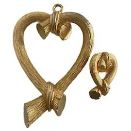Escada Conjunto Collar Corazón Grande y Broche Dorado Acero