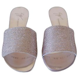 Sandali Giuseppe Zanotti Adelia in camoscio rosa e cristalli