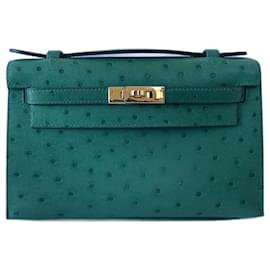 Hermès Kelly Pochette in struzzo verde Verone con dettagli in oro.