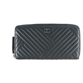 CHANEL - Schwarze gesteppte Lederbörse