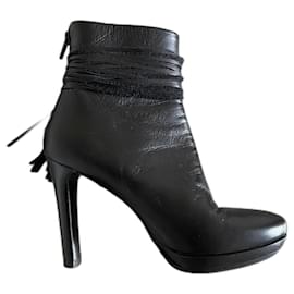 Autre Marque Botas o botines de cuero negro T. 37,5 con correa en el tobillo y un pompón.