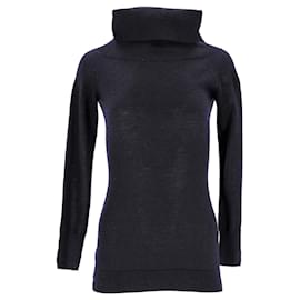 Iris & Ink Die vielseitige marineblaue Farbe lässt sich mühelos mit einer Reihe von Outfits kombinieren. 