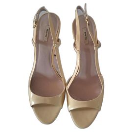 Miu Miu Riemchen Sandaletten aus Lackleder Gelb