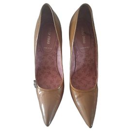 Miu Miu Lackleder Pumps mit spitzer Zehenpartie Beige