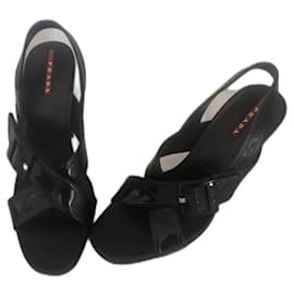 Sandali Prada in pelle verniciata nera