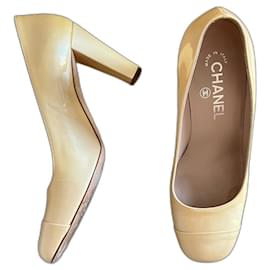 Decolleté CHANEL in vernice oro chiaro iridescente T. 38