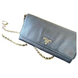 Cartera Prada con cadena de cuero Saffiano negro