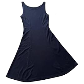 Schwarzes ärmelloses Kleid mit Bootsausschnitt aus Strick von Adolfo Dominguez Größe 34-36.