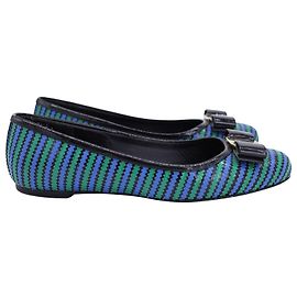 Salvatore Ferragamo Sapatilhas Vara Bow listradas em couro envernizado multicolorido